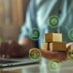 Logística ecológica ou transporte sustentável a nível mundial. Empresário de logística sustentável que detém uma embalagem de encomendas e eco com ícones de logística.Sistema de gestão de transporte tecnologia para energia limpa.