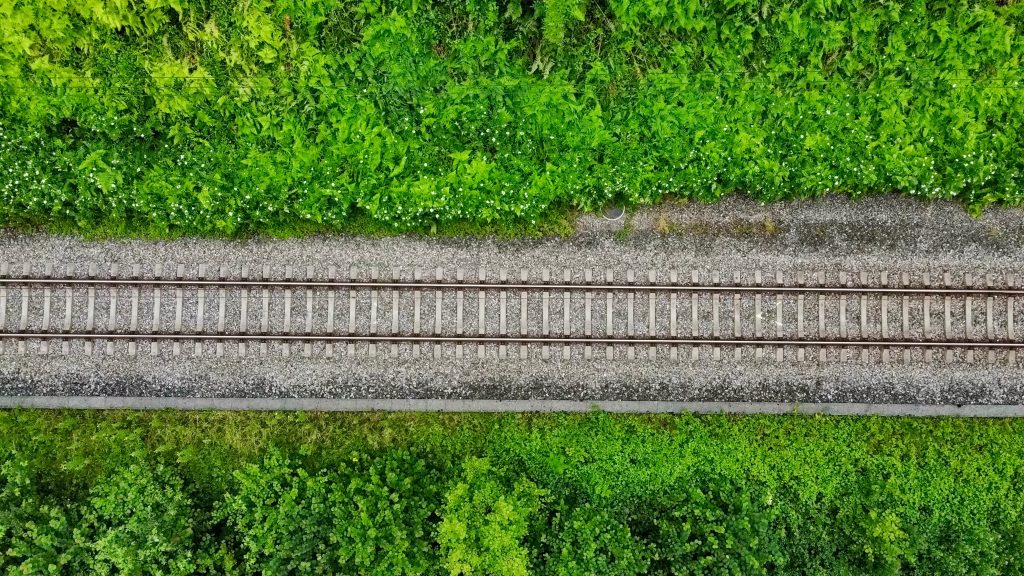 Ferrovia e natureza com belo verde.