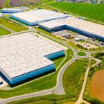 Indústria europeia moderna com baixa pegada de carbono. Edifícios industriais em áreas verdes. Parque tecnológico e fábricas vistos de cima.