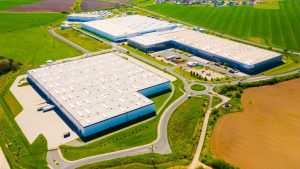 Indústria europeia moderna com baixa pegada de carbono. Edifícios industriais em áreas verdes. Parque tecnológico e fábricas vistos de cima.