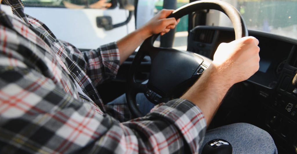 Inclusão de imigrantes ajuda a enfrentar a falta de motoristas no transporte rodoviário