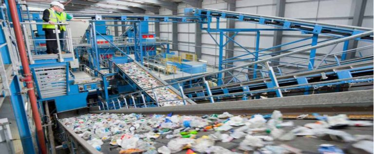 maquinas para reciclagem de plastico operando dentro de cooperativa