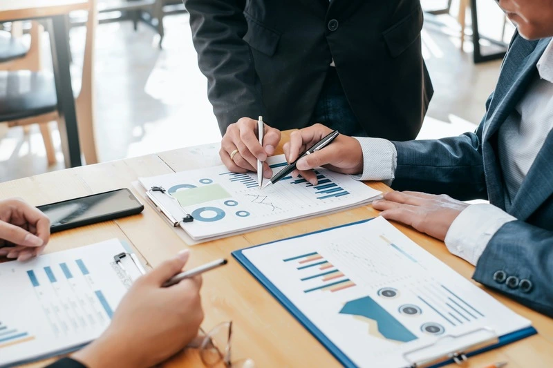 gestores criando um plano de negócio para indústria do plástico