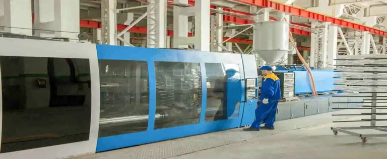 funcionário que fez o cálculo da força de fechamento utiliza uma máquina de injeção plástica