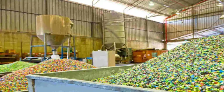 cooperativa com barris de polímero fragmentado após passarem pela triagem automatizada para reciclagem