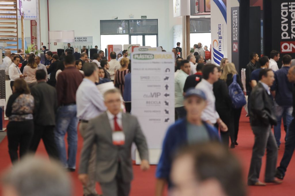 Indústria do PET e público intenso são destaques do segundo dia da Plástico Brasil
