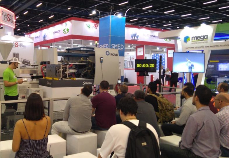 Automatização para troca de moldes é destaque na Plástico Brasil