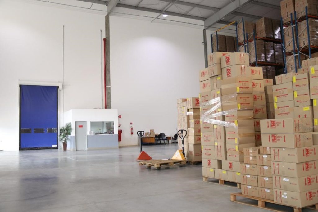 Portas industriais ajudam a garantir segurança com agilidade para indústrias do plástico