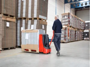 gestor que entendeu como melhorar a logística interna organiza o estoque