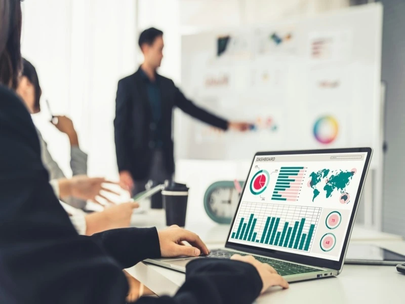 funcionários de indústria do plástico analisando dados em laptop para entender como melhorar a logística interna