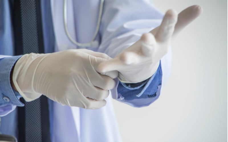 Demanda por plástico aumenta para garantir a segurança na saúde