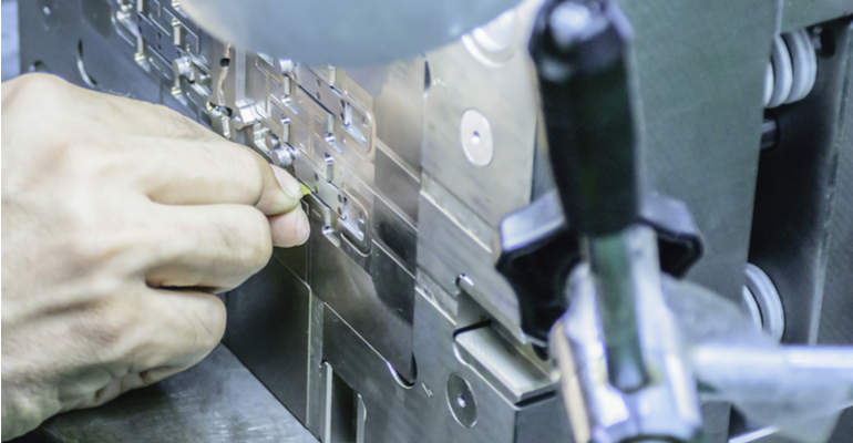 Recalque e colchão de alimentação na injeção de plásticos