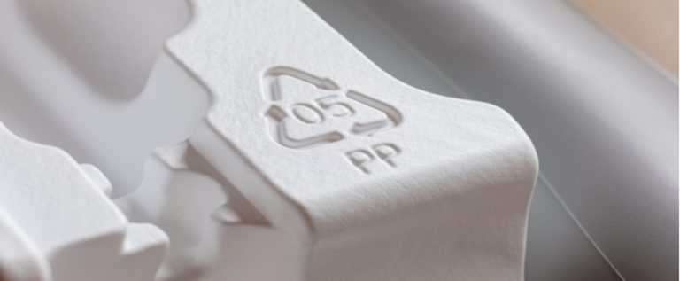 um dos símbolos de reciclagem de plástico grafados em embalagem branca