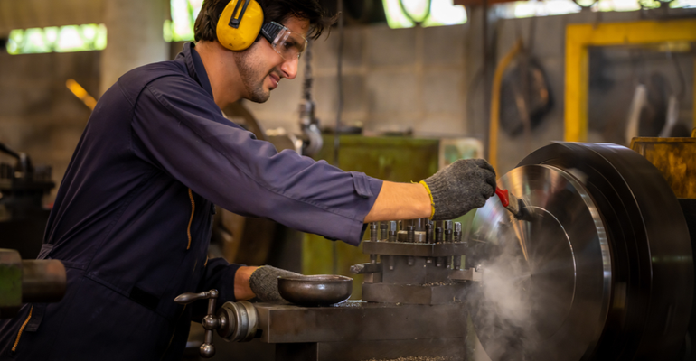 Entenda a importância dos lubrificantes para a indústria do plástico