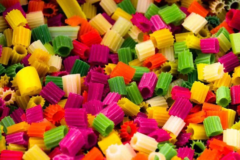 aparas de plástico colorido