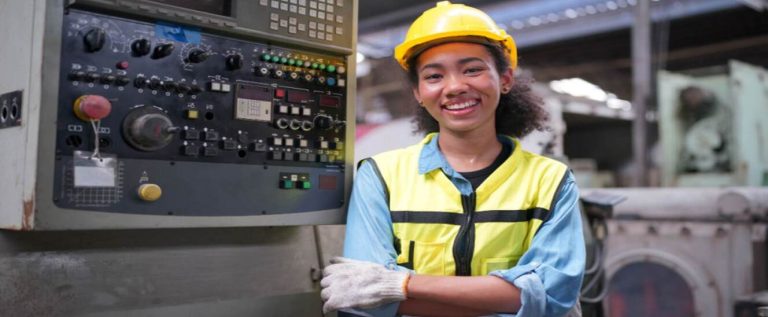 uma das profissionais da indústria do plástico sorrindo e com uniforme