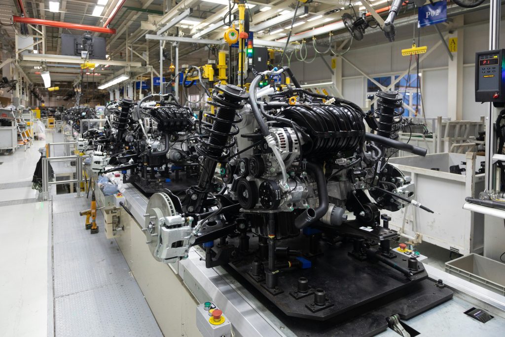 motores de veículos sendo fabricados com a injeção plástica automotiva