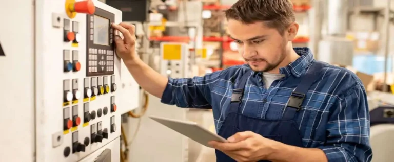tecnólogo em polímeros fazendo avaliação na indústria do plástico com auxílio de tablet