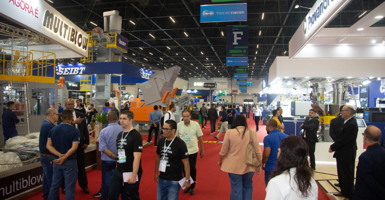 Segundo dia da Plástico Brasil teve corredores e estandes cheios