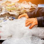 funcionário que conhece o certificado de crédito de reciclagem separa o lixo