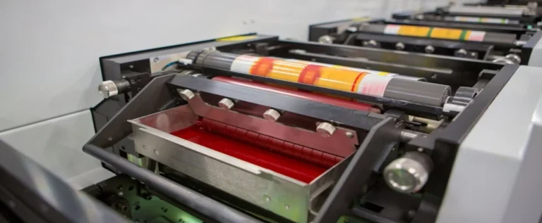 equipamento da técnica de flexografia produzindo uma impressão na fábrica