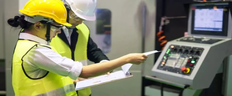 funcionários usam aparelho em fábrica, e sabem dos impactos da tecnologia na saúde do trabalhador