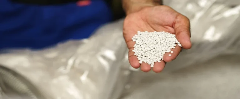 gestor de plástico segura fragmentos de biopolímeros, que servirá para uma das aplicações dos biopolímeros na indústria