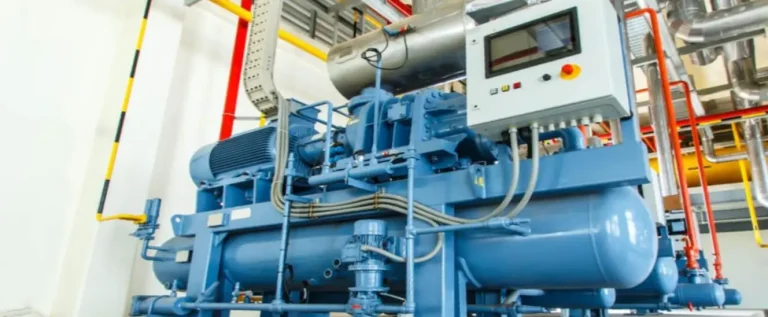 chiller na indústria do plástico visto de baixo para cima