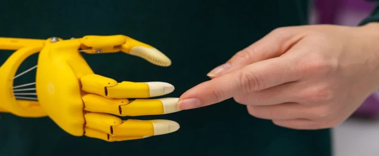 pessoa toca uma impressão 3d de órteses e próteses