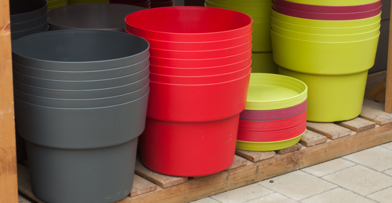 Odores em plásticos são comuns, mas consumidor deve ficar atento