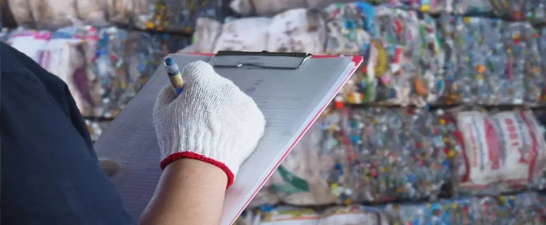 gestor avalia se seguiu a regulamentação de depósitos de reciclagem usando uma prancheta