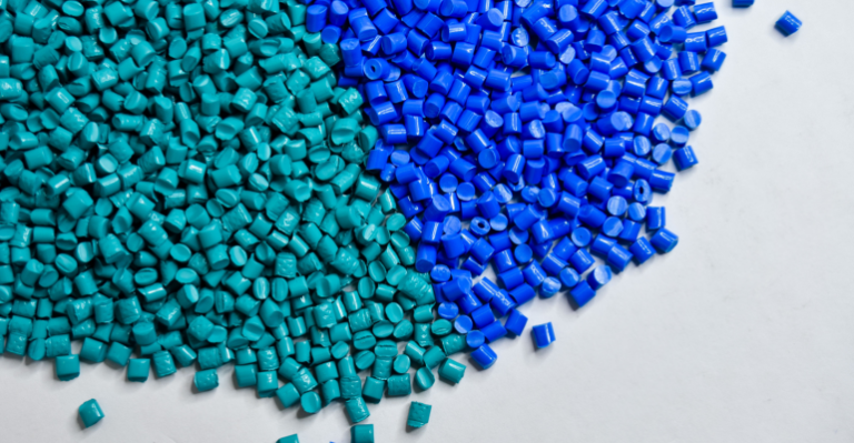 pedaços de polímeros que receberam aditivos antimicrobianos para plásticos