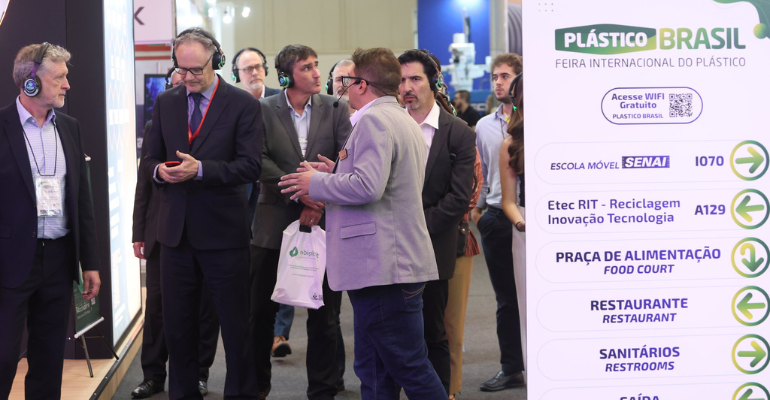 Equipe comercial promove tour guiado à prospects internacionais