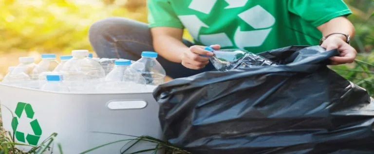 Pessoa organizando garrafas plásticas para reciclagem em um recipiente e uma sacola, porque sabe a importância da reciclagem de plástico para a indústria