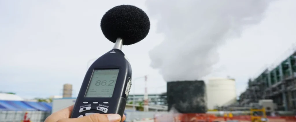 Quais são as vantagens do monitoramento ambiental na indústria do plástico?