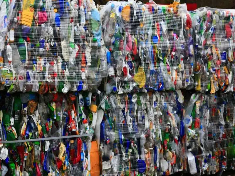 garrafas pet concentradas para reciclagem após o tratado global dos plásticos