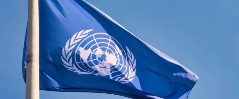 bandeira da onu sobre o tratado global dos plásticos