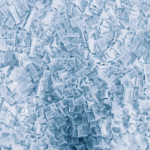 a imagem mostra grânulos ou pellets de resina plástica, provavelmente reciclada.