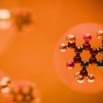 A imagem é uma representação artística e macroscópica (ou uma simulação em close-up) de uma estrutura molecular, fortemente ligada ao tema de nanotecnologia ou química de materiais.