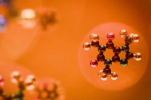 A imagem é uma representação artística e macroscópica (ou uma simulação em close-up) de uma estrutura molecular, fortemente ligada ao tema de nanotecnologia ou química de materiais.