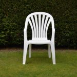 Cadeiras de plástico, conhecidas também como cadeiras monobloco, se destacam pelo design funcional e atemporal. Item se popularizou mais ainda com a divulgação do albúm 'Debí Tirar Más Fotos'. Entenda os diferenciais de sua fabricação.