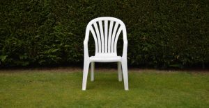 Cadeiras de plástico, conhecidas também como cadeiras monobloco, se destacam pelo design funcional e atemporal. Item se popularizou mais ainda com a divulgação do albúm 'Debí Tirar Más Fotos'. Entenda os diferenciais de sua fabricação.