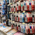 Prateleira de mercados e papelarias estão repletas de produtos que utilizam o plástico em sua composição, indústria pode explorar o setor de material escolar