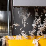 Resíduo plástico saindo da lavadora da linha de reciclagem