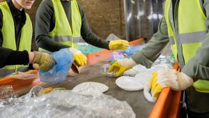 Etapa de separação ou triagem de materiais é o início do processo de reciclagem