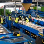 Galpão de reciclagem com esteiras de separação dos resíduos