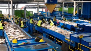 Galpão de reciclagem com esteiras de separação dos resíduos
