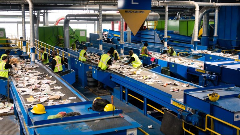 Galpão de reciclagem com esteiras de separação dos resíduos