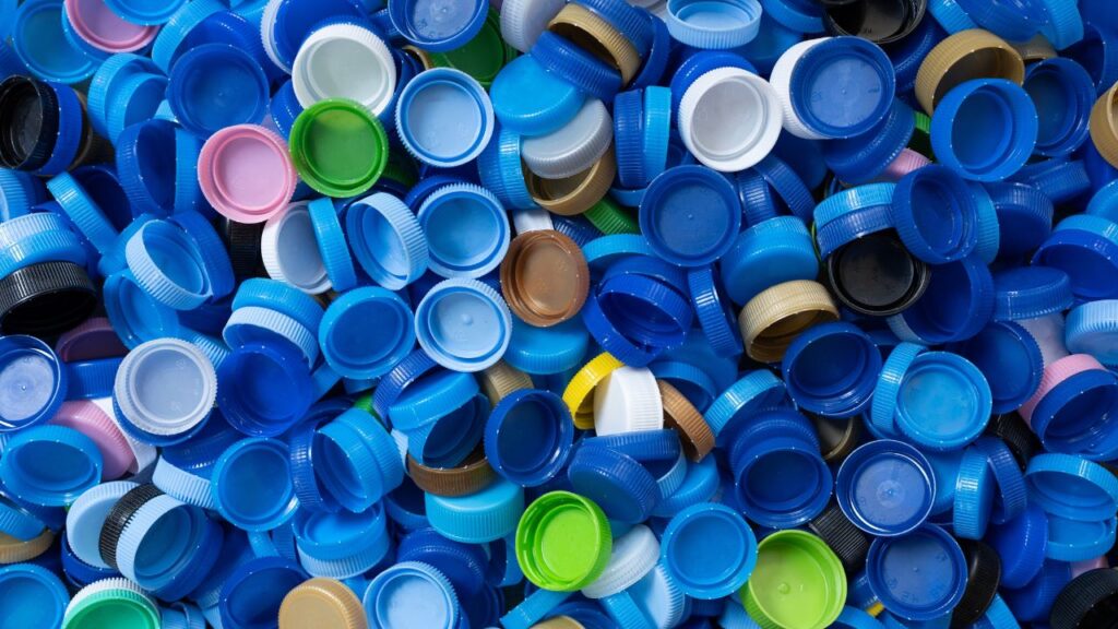 Como a segregação na origem eleva a reciclagem de plásticos na prática