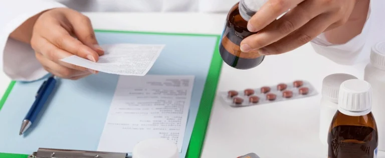 um Medical Science Liaison avaliando um remédio e fazendo anotações